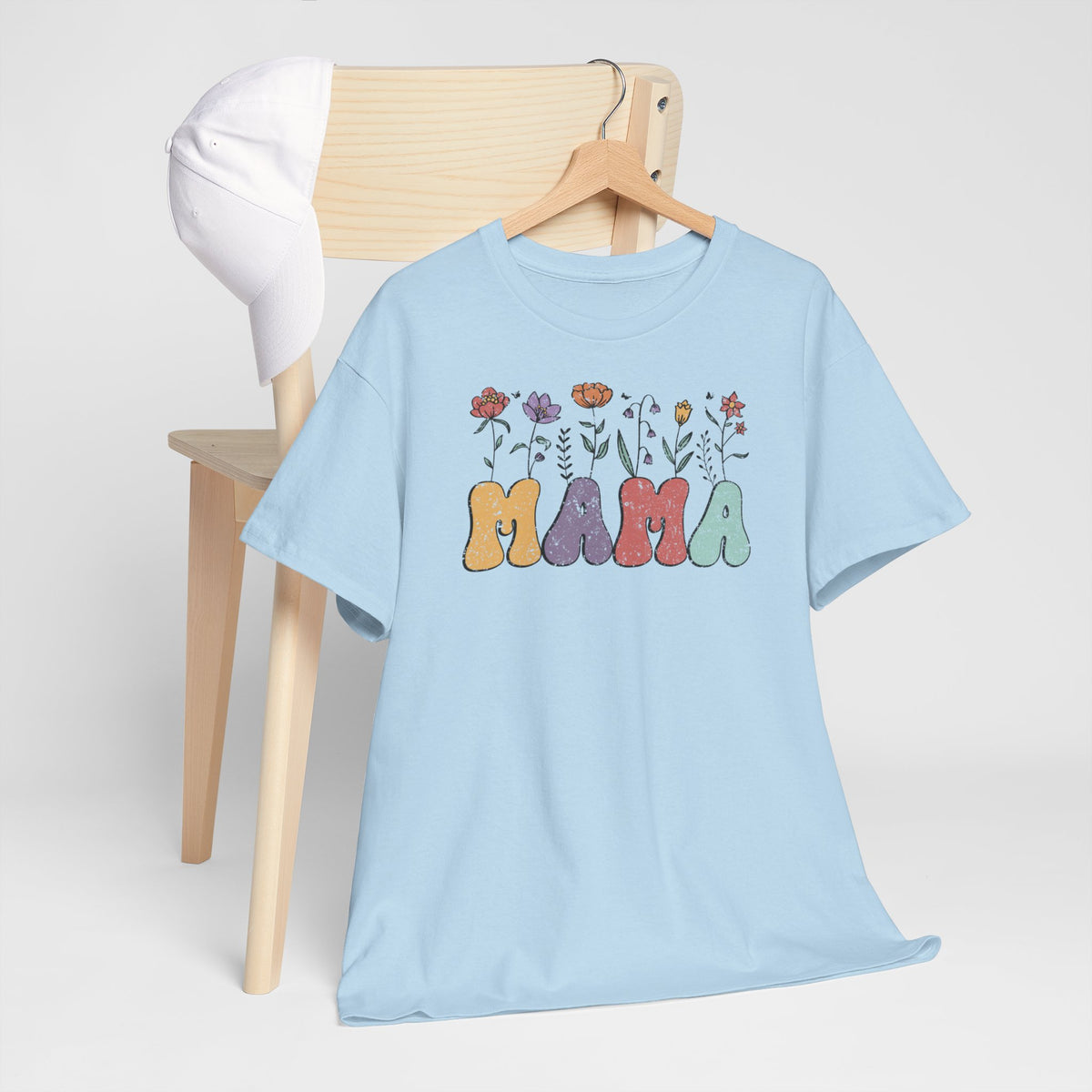 Oversized T-shirt voor mama in lichtblauw met bloemenprint en MAMA-tekst, aan hanger