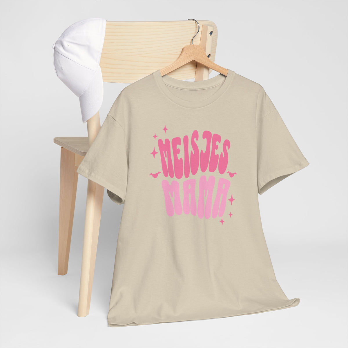 Beige oversized T-shirt met roze ‘MEISJES MAMA’ opdruk en korte mouwen