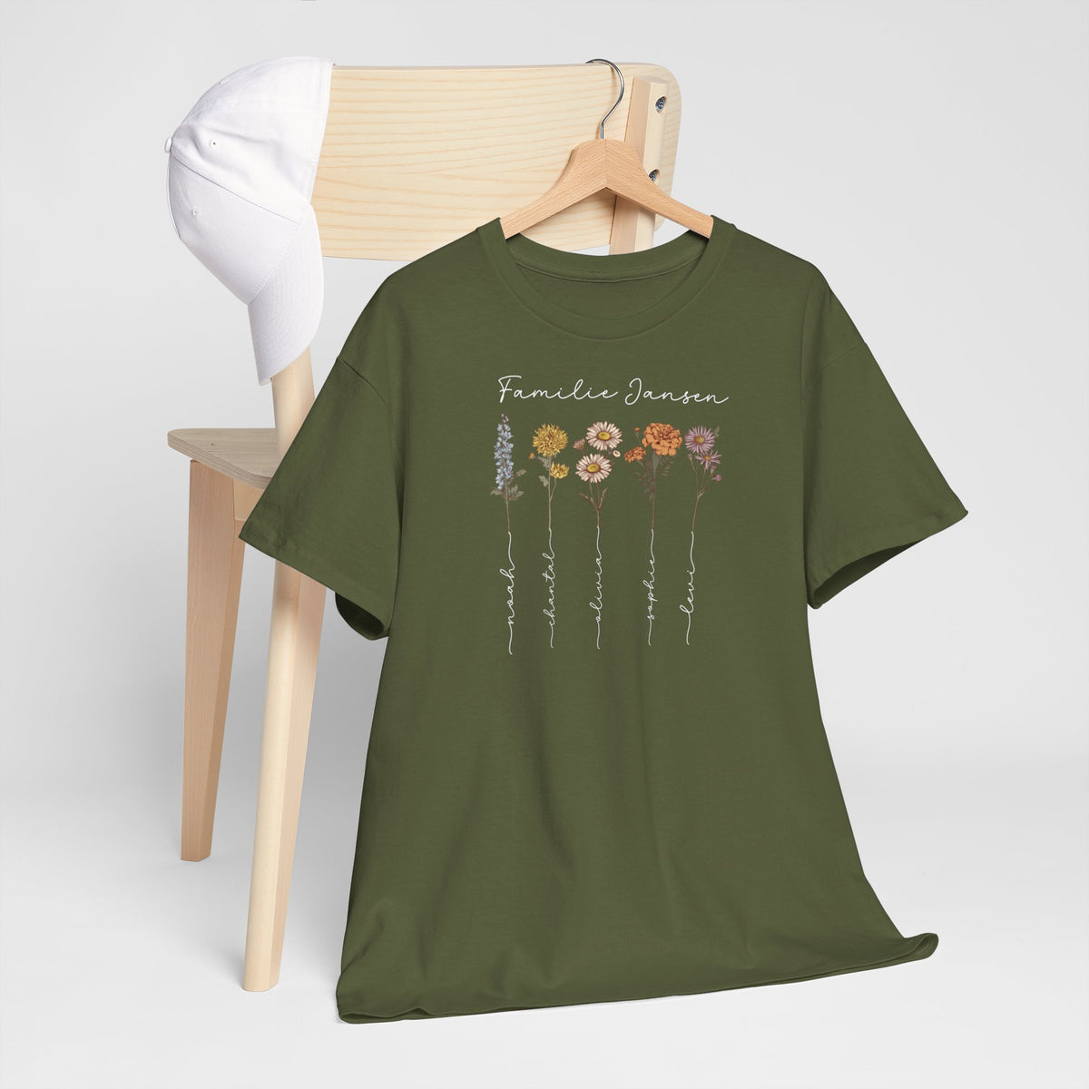 T-shirt in legergroen met bloemenprint en naamtekst op de voorkant