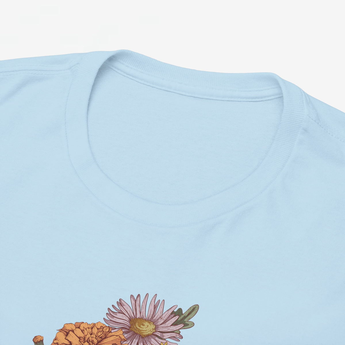 Lichtblauwe t-shirt met ronde hals en deels zichtbare bloemenboeketprint.