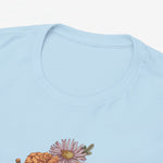 Lichtblauwe t-shirt met ronde hals en deels zichtbare bloemenboeketprint.
