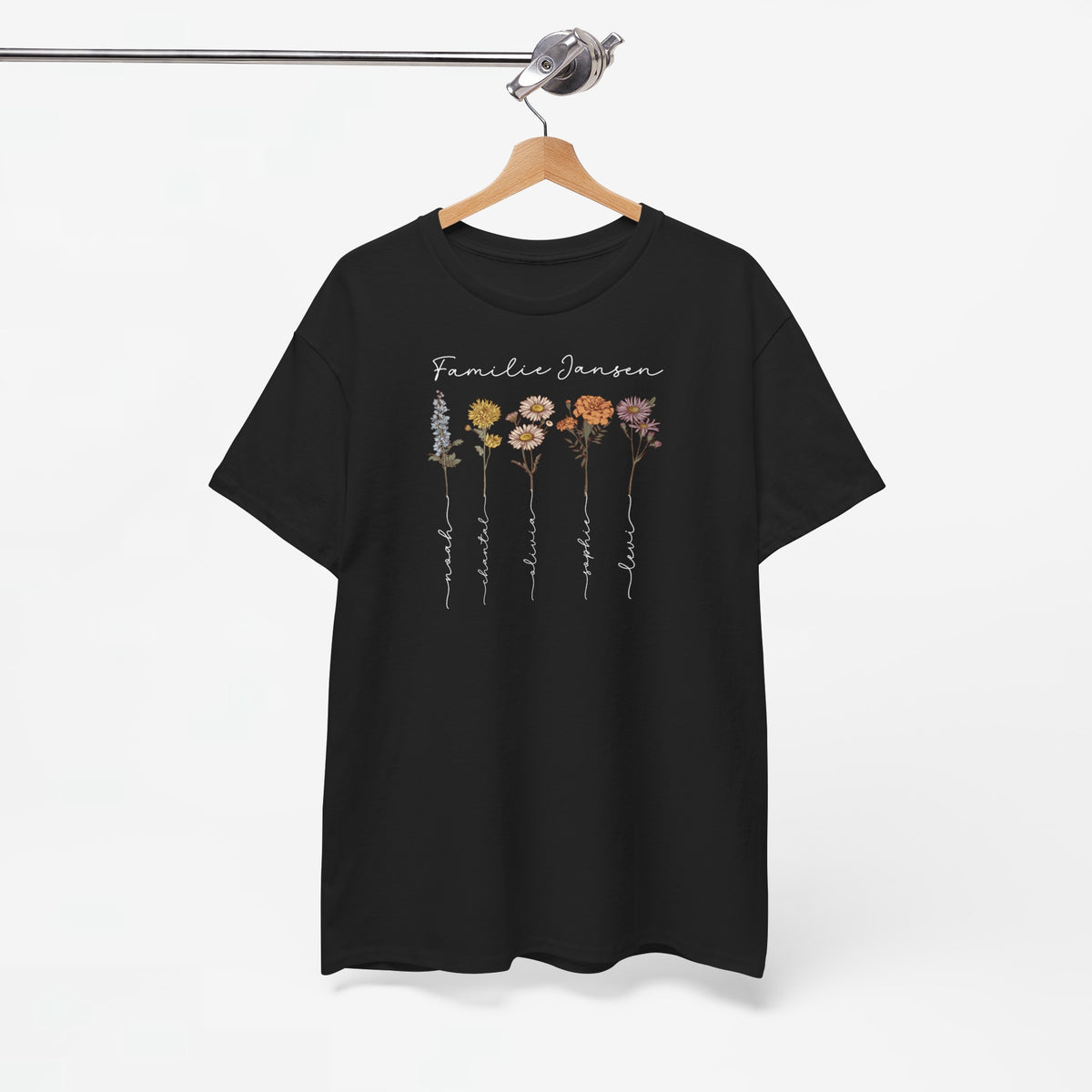 Zwart t-shirt aan hanger met Familie Janssen bloemenprint op borst