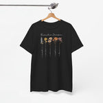 Zwart t-shirt aan hanger met Familie Janssen bloemenprint op borst