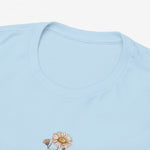 Lichtblauw T-shirt met bloemenprint op de borst, ronde hals en korte mouwen