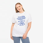 Witte oversized t-shirt met blauwe tekst en moeder-illustratie op de borst
