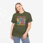 Military green t-shirt met ronde hals en kleurrijke "Somebody’s Broke Mama"-print