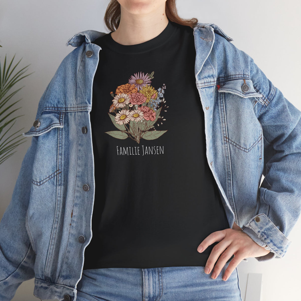 Zwart T-shirt met bloemenboeketprint en 'FAMILIE JANSEN' onder de hals