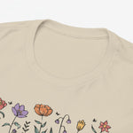 Beige T-shirt close-up: ronde hals en deels zichtbare bloemen-'Mama' opdruk.