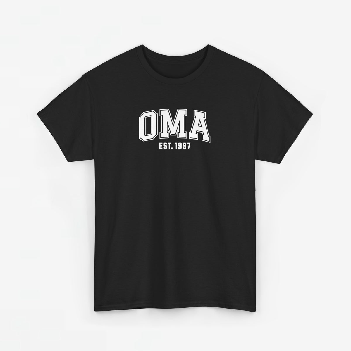 Zwarte T-shirt met OMA-est. 1997 borstprint