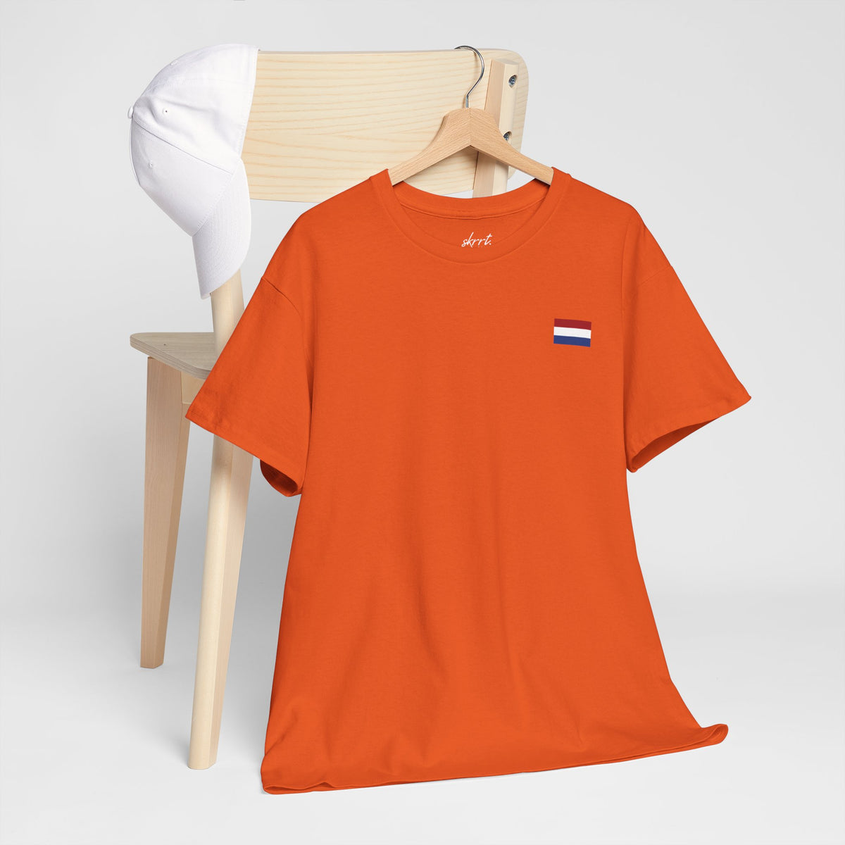 Oranje T-shirt met kleine Nederlandse vlagprint op de borst, op hangertje