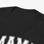 Detailopname: zwarte hals met opdruk “MAMA” op het T-shirt