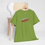Groen T-shirt op houten hanger met frontprint frikandelworst en ronde hals.