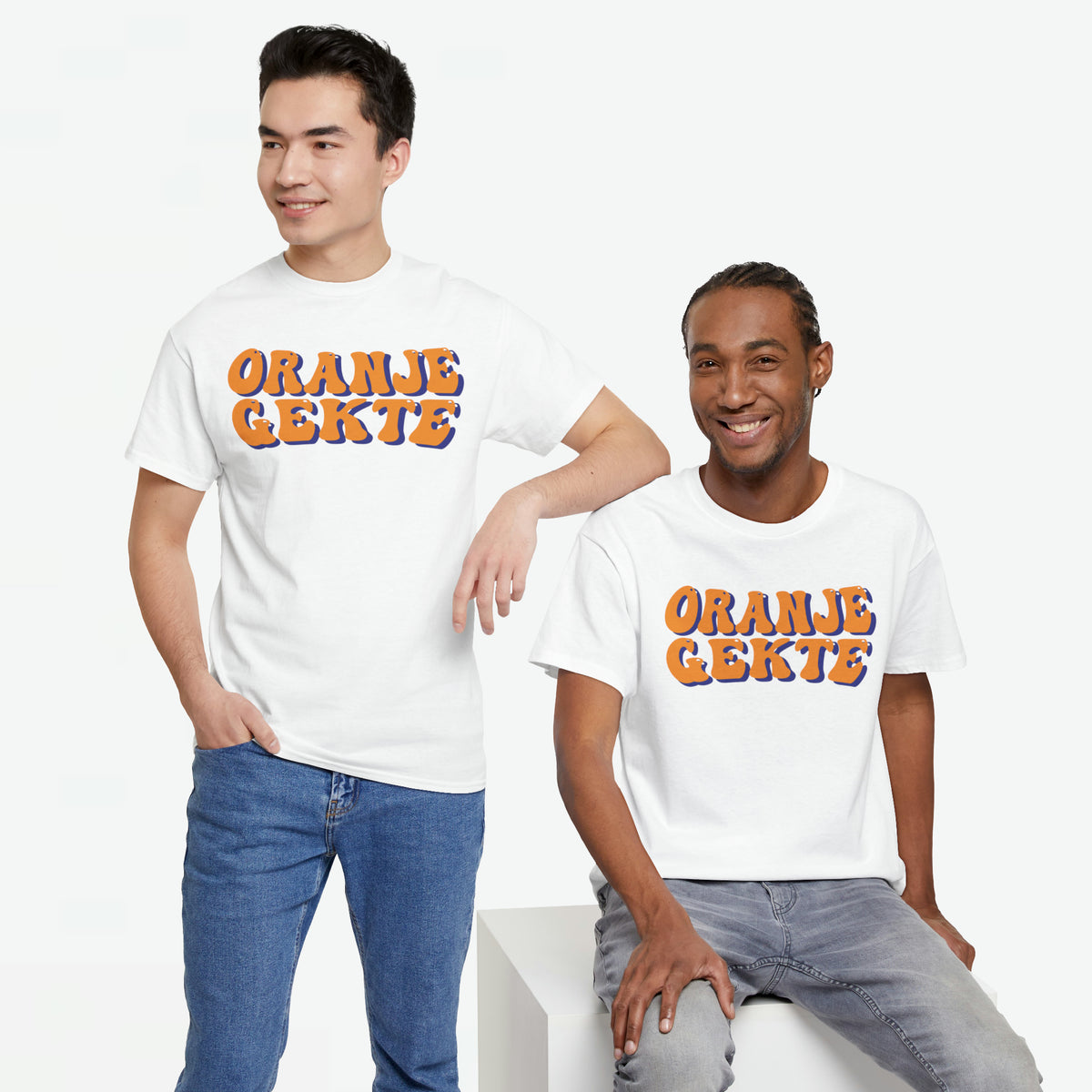 Set van 2 heren T-shirts wit met oranje en blauwe opdruk “ORANJE GEKTE”.