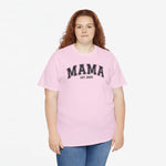 Roze Mama T-shirt met “MAMA” en “EST. 2022” borstprint, ronde hals