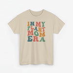 Beige T-shirt met ronde hals en kleurrijke plant-mom print op de voorkant
