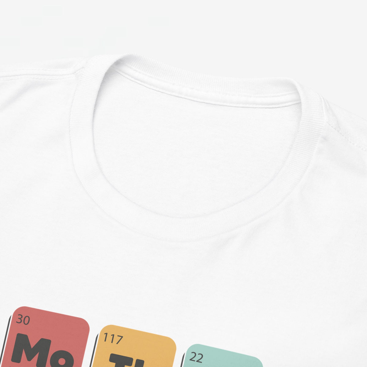 Wit T-shirt met ronde hals en periodiek-systeemprint op de borst, close-up