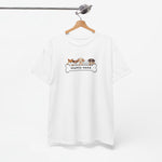 Wit T-shirt aan een houten hanger met opdruk “HONDEN MAMA”