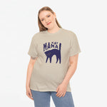Beige T-shirt met paarse kattenprint en 'KAT MAMA', gedragen door model.