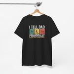 Zwarte t-shirt met opdruk “I tell dad jokes periodically” aan hanger