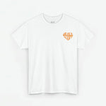 Witte T-shirt met kleine oranje print op de borst