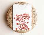 Oversized wit T-shirt met rode tekstprint “Super mama” en moederfiguur met bloemen