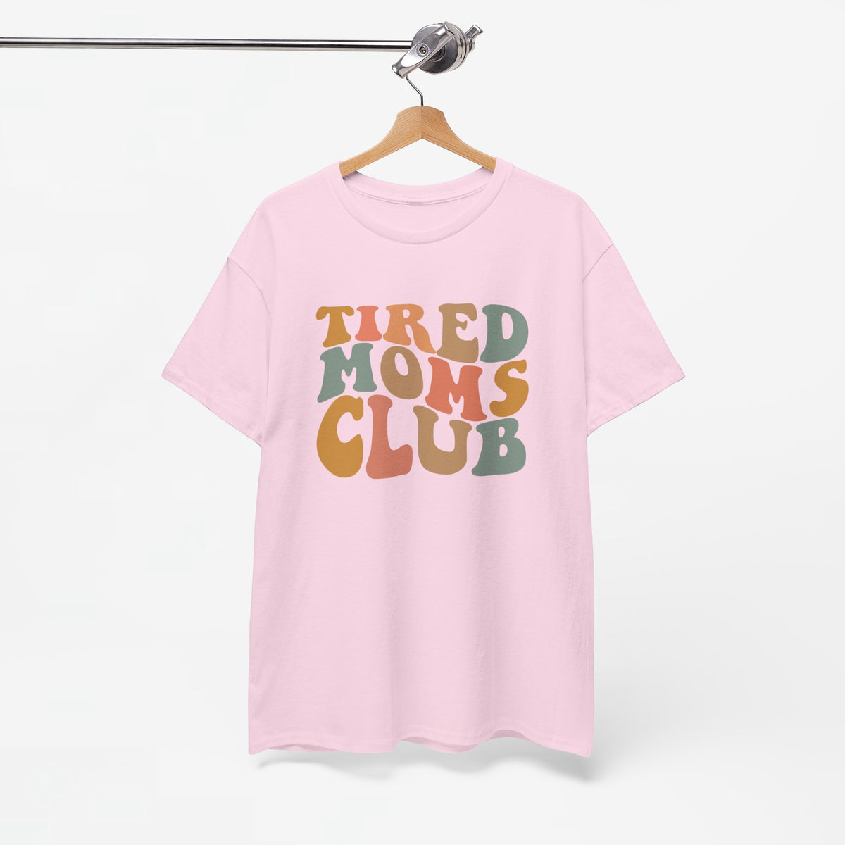 Roze oversized T-shirt met ronde hals en 'Tired Moms Club' print op borst.