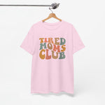 Roze oversized T-shirt met ronde hals en 'Tired Moms Club' print op borst.