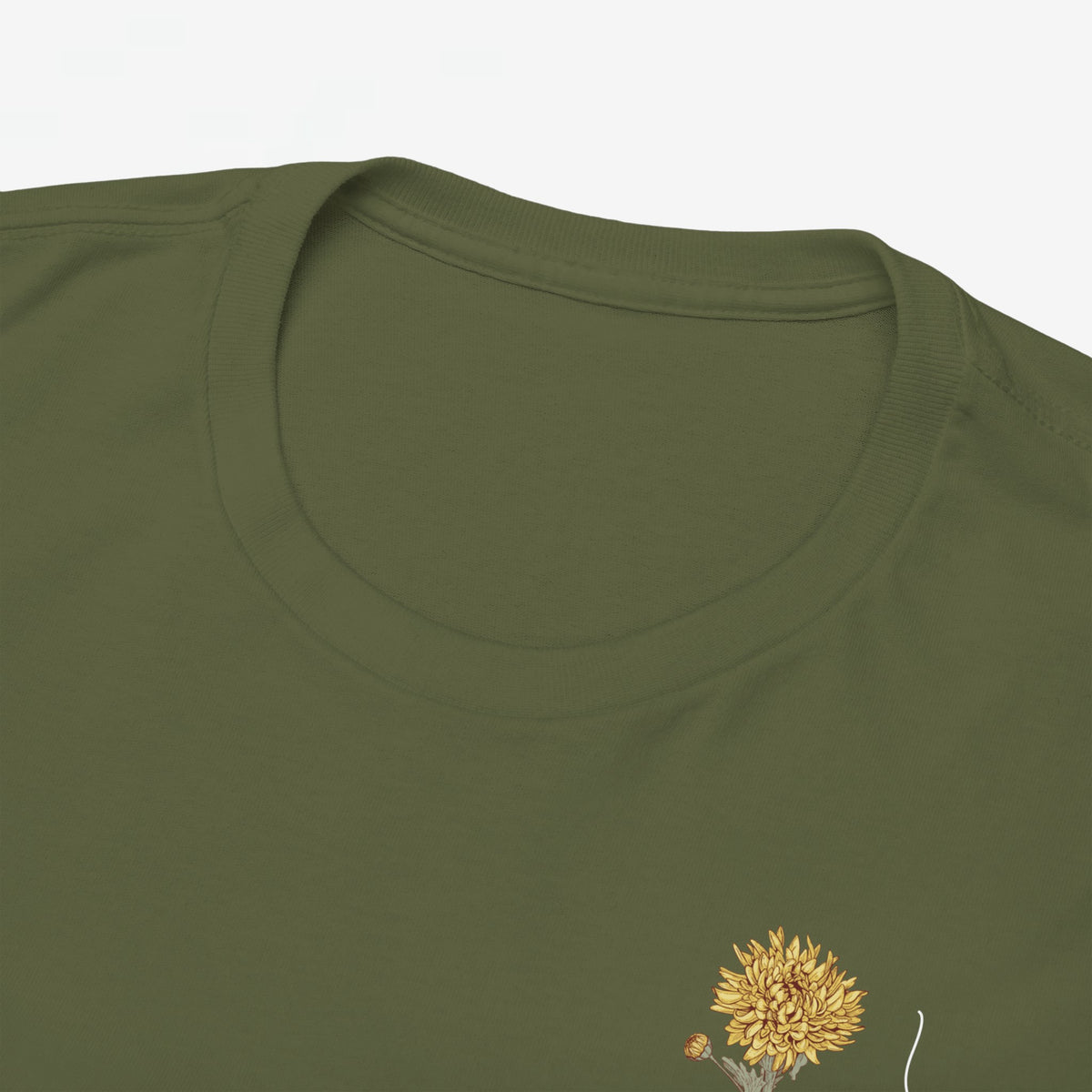 Olijfgroen T-shirt close-up: ronde hals en kleine bloemillustratie op de borst