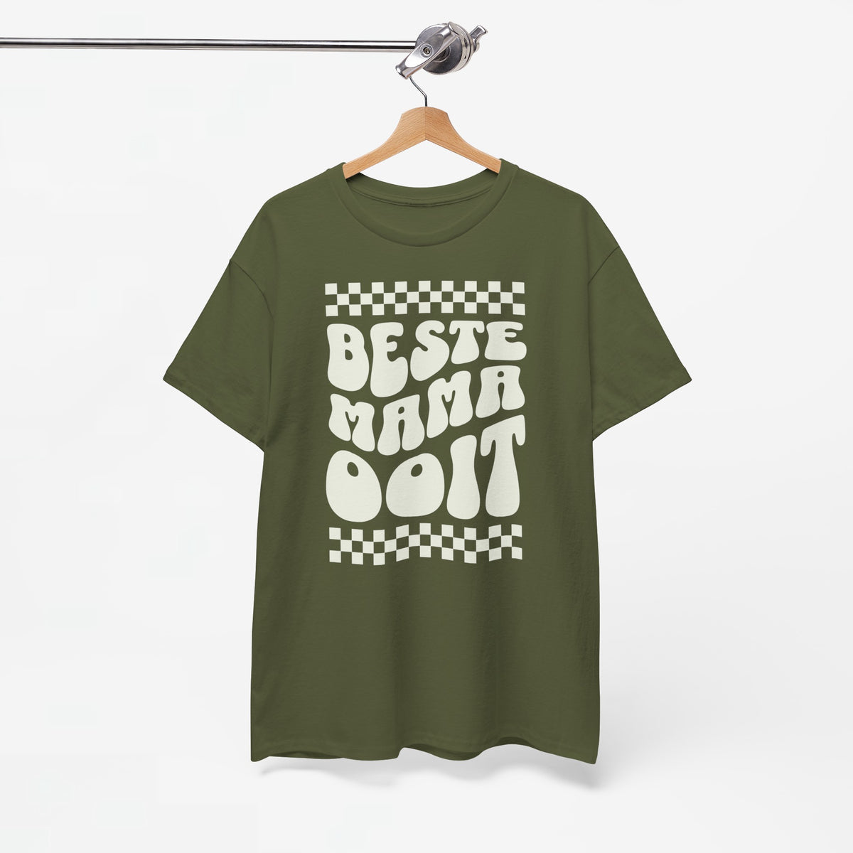 T-shirt in legergroen met witte opdruk “BESTE MAMA OOI” aan de achterkant