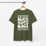T-shirt in legergroen met witte opdruk “BESTE MAMA OOI” aan de achterkant