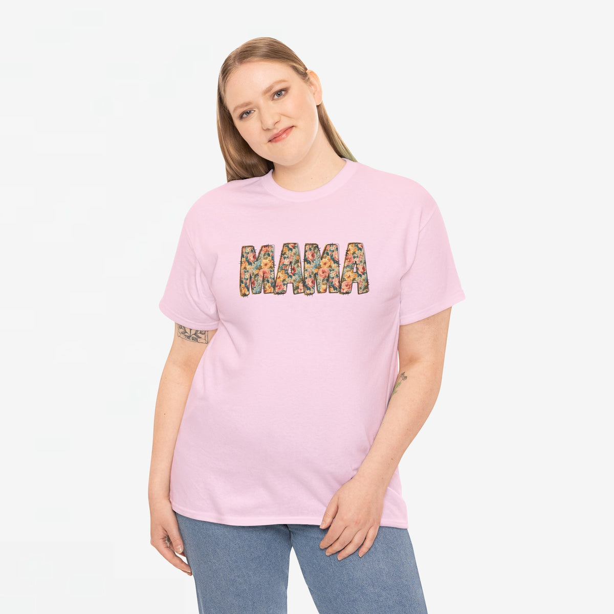 Roze oversized t-shirt met ronde hals en “MAMA” borstprint op model