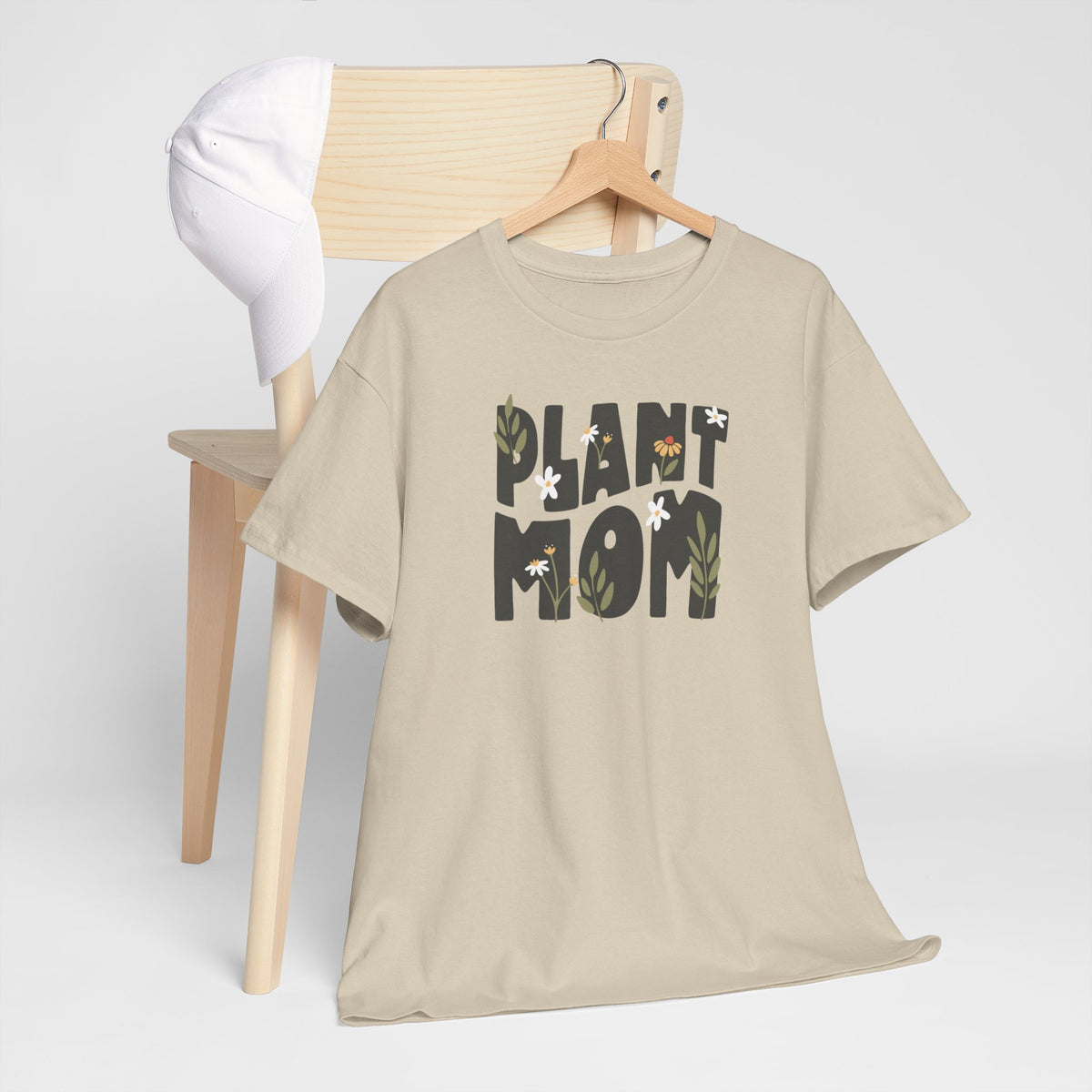 Oversized zandkleurig t-shirt met 'Plant Mom' plantenprint vooraan, korte mouwen.