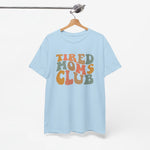 Lichtblauwe T-shirt aan hanger met Tired Moms Club opdruk, ronde hals en korte mouwen