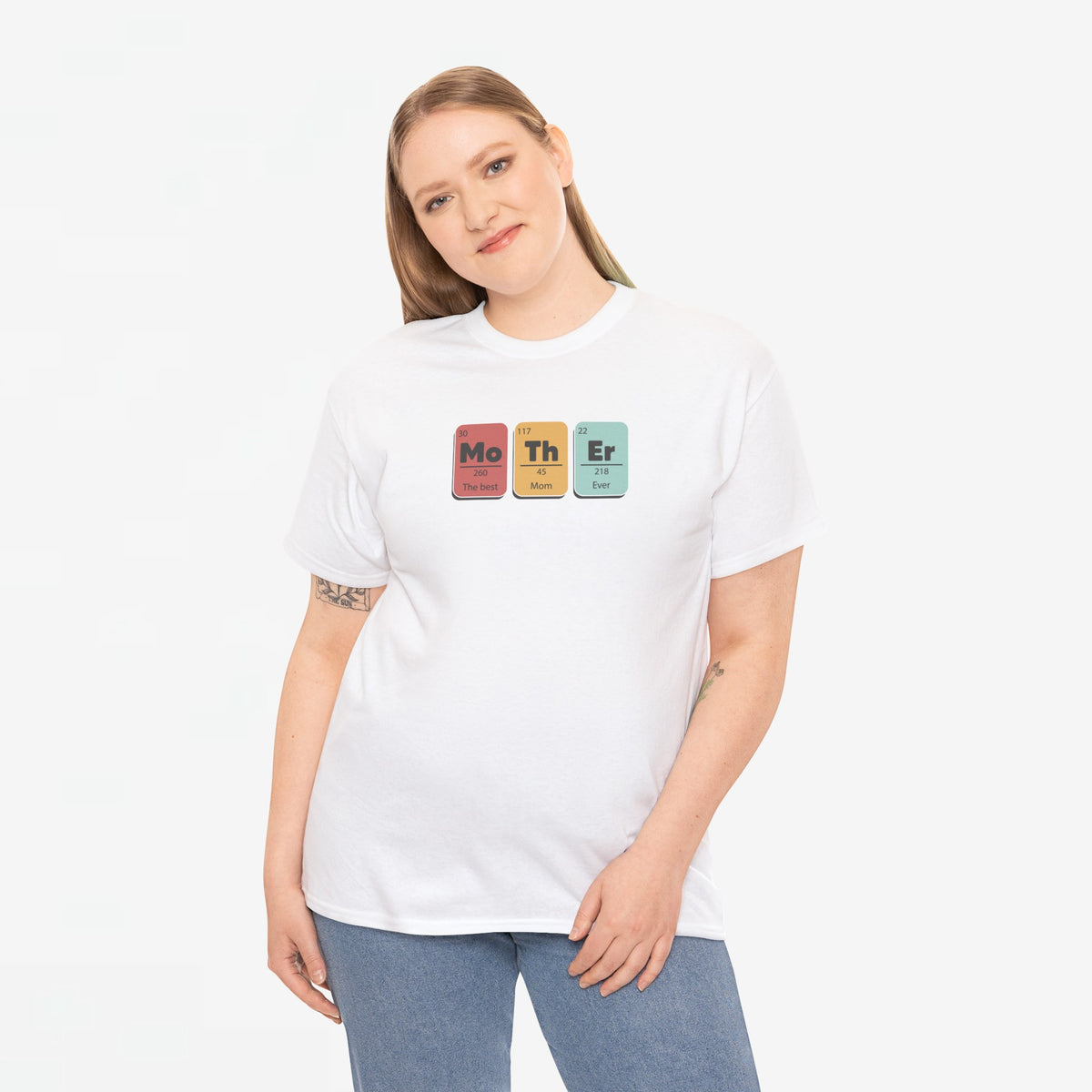 Wit oversized T-shirt met periodiek-systeemprint op de borst, gedragen door model