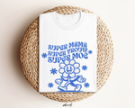 Wit oversized T-shirt met blauwe tekst en cartoon van een lachende bloemfiguur