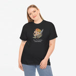 Zwart t-shirt met bloemenprint en tekst, gedragen door een persoon