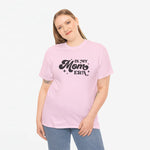 Roze oversized T-shirt met borstprint “In my Mom Era”, gedragen door een model.