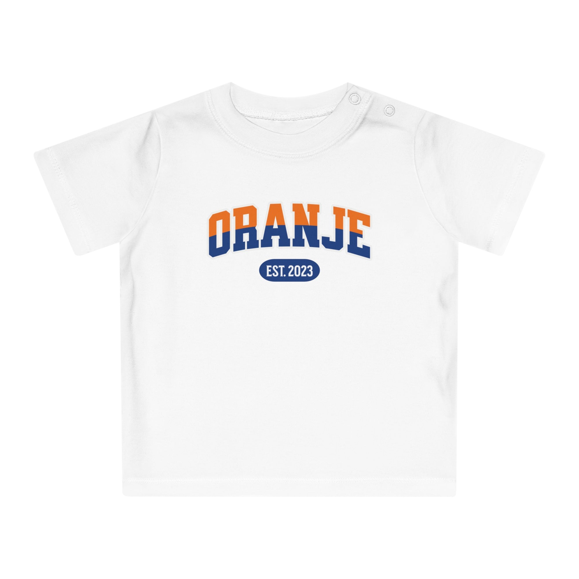 Baby T-shirt voor EK, WK en Koningsdag - Personaliseer met EST Jaar  - ORANJE - oranje en blauwe tekst (Voorkant)