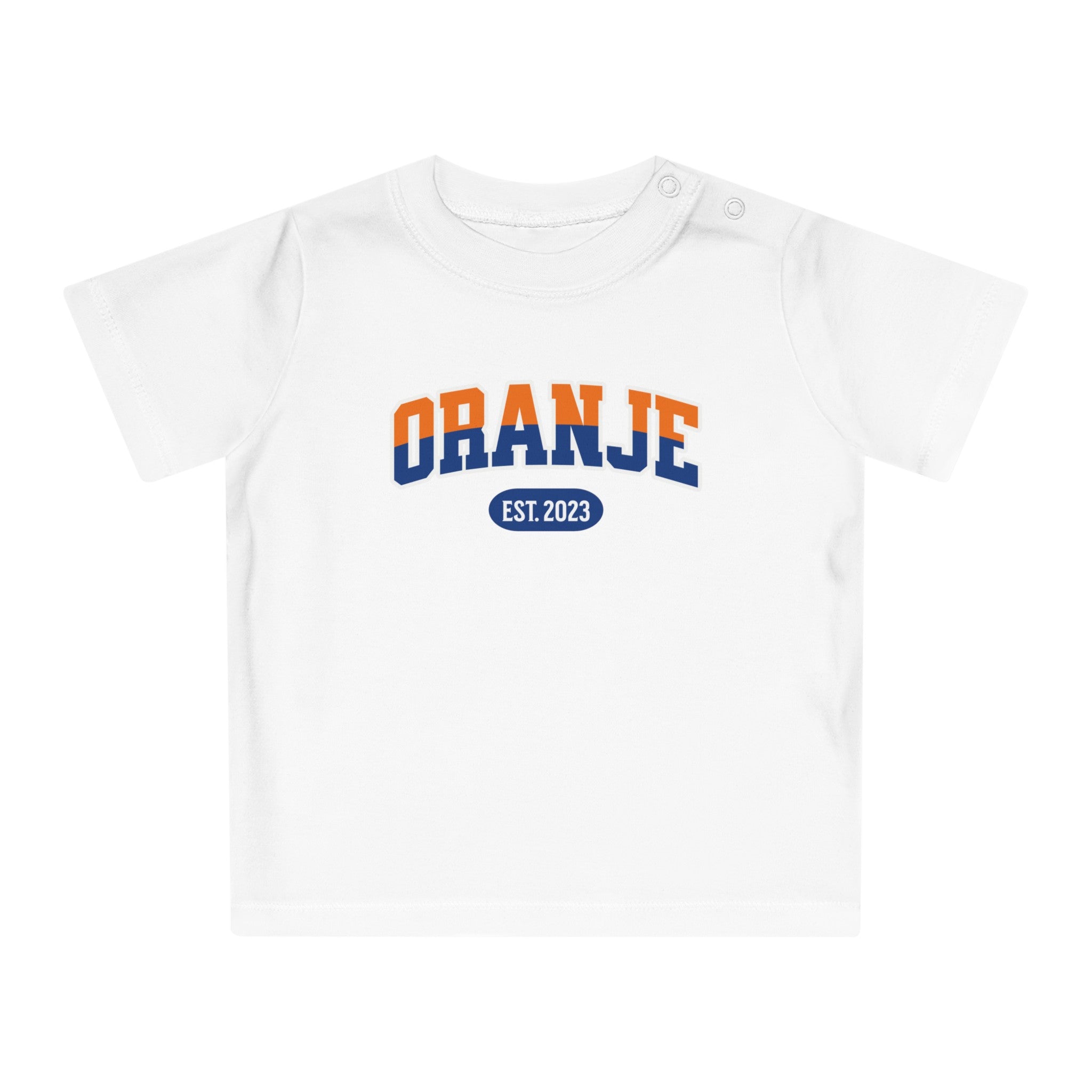 Baby T-shirt voor EK, WK en Koningsdag - Personaliseer met EST Jaar  - ORANJE - oranje en blauwe tekst (Voorkant)
