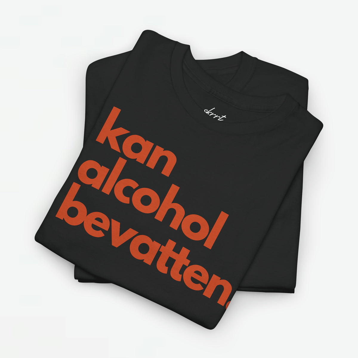Zwart T-shirt met rode voorprint 'kan alcohol bevattten.' opgevouwen