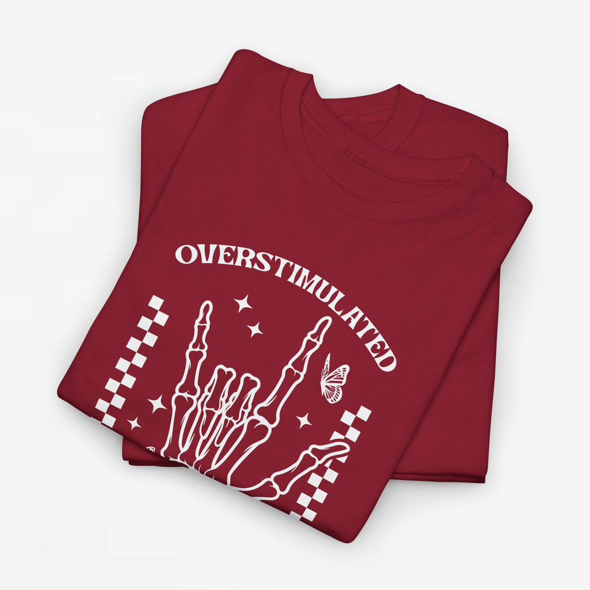 Rood oversized T-shirt met wit printdesign van een silhouet en tekst “OVERSTIMULATED”.