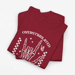 Rood oversized T-shirt met wit printdesign van een silhouet en tekst “OVERSTIMULATED”.