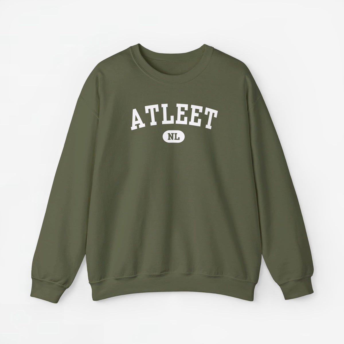 Olijfgroene sweatertrui met ronde hals en ATLEET-print op de borst.