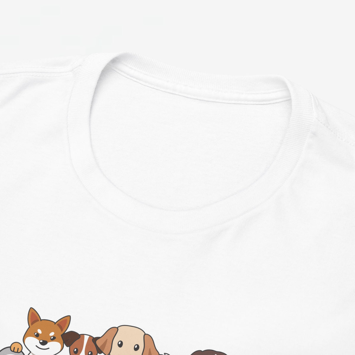 Detailopname: wit T-shirt halslijn met opdruk van honden