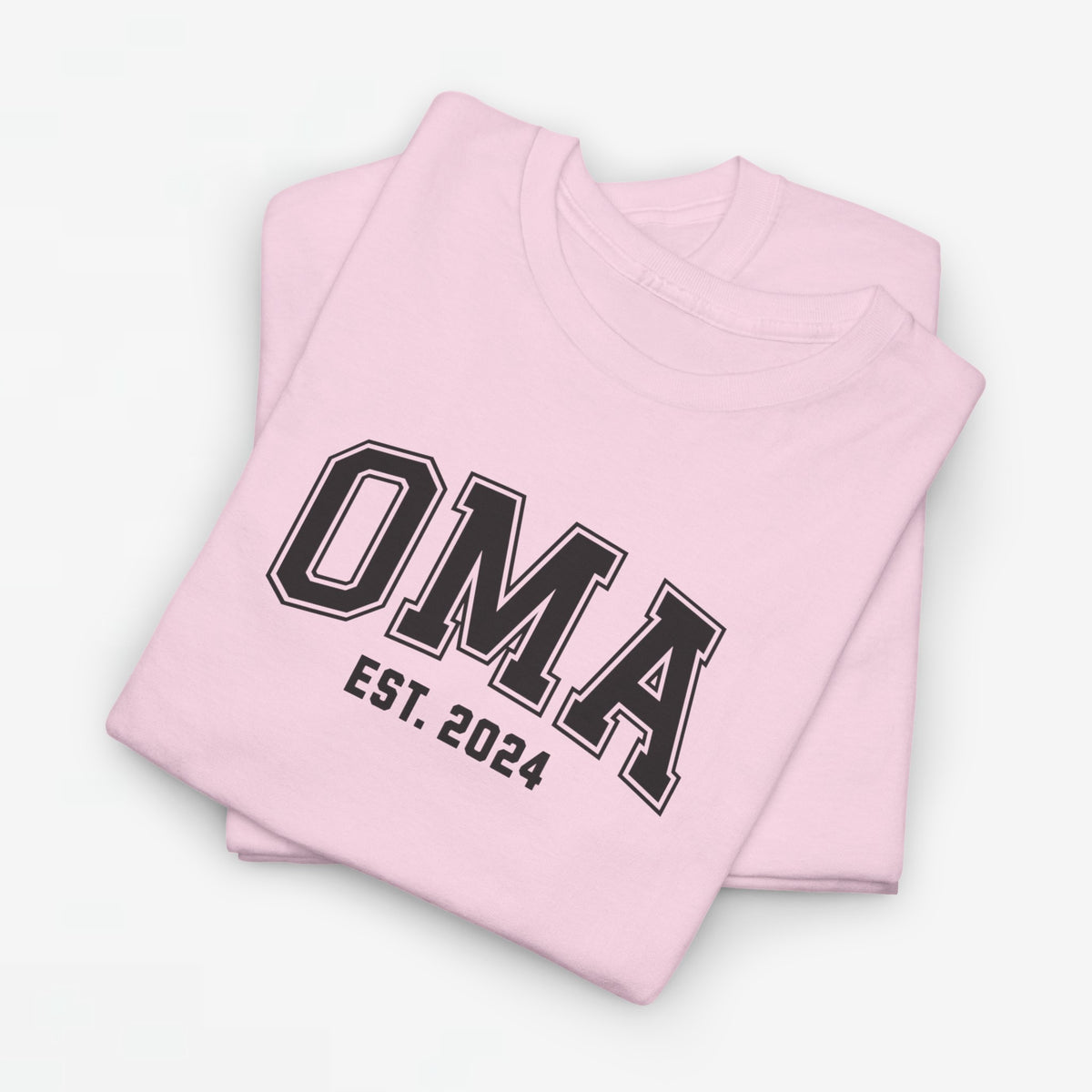 Geperonaliseerd t-shirt met OMA-print en EST 2024, lichtroze (gestapeld)