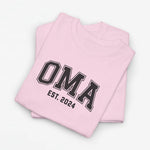 Geperonaliseerd t-shirt met OMA-print en EST 2024, lichtroze (gestapeld)