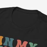 Zwarte oversized T-shirt met ronde hals en gekleurde tekstprint (gedeeltelijk zichtbaar)