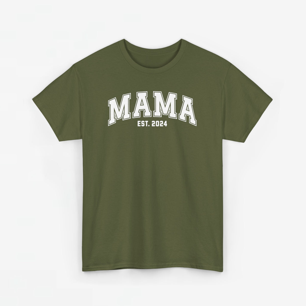Legergroen T-shirt met opdruk “MAMA” en “EST. 2024” op de borst.