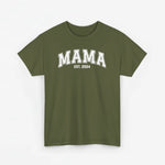 Legergroen T-shirt met opdruk “MAMA” en “EST. 2024” op de borst.