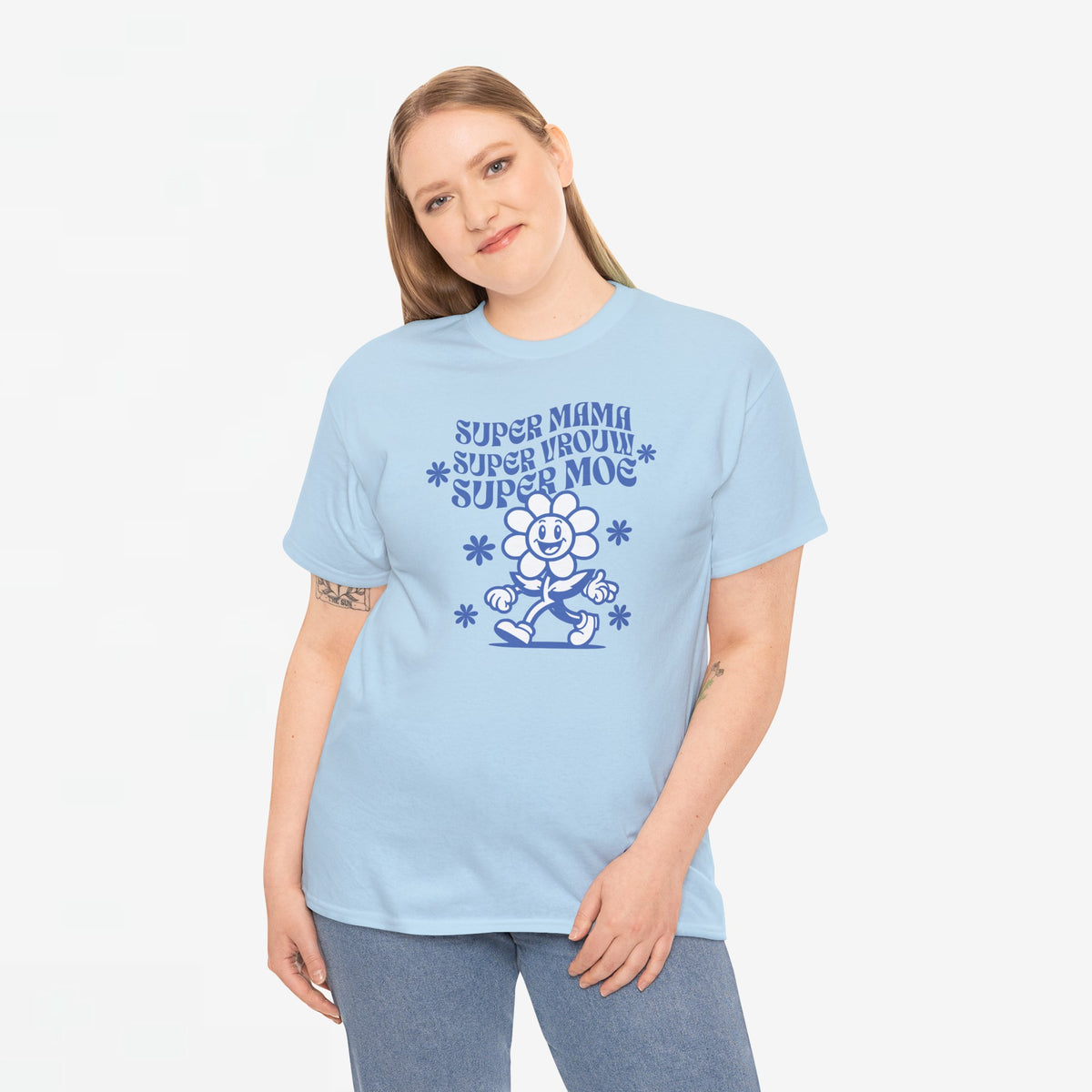 Lichtblauwe oversized t-shirt met blauwe ‘Super mama’ tekst en moeder-illustratie op borst